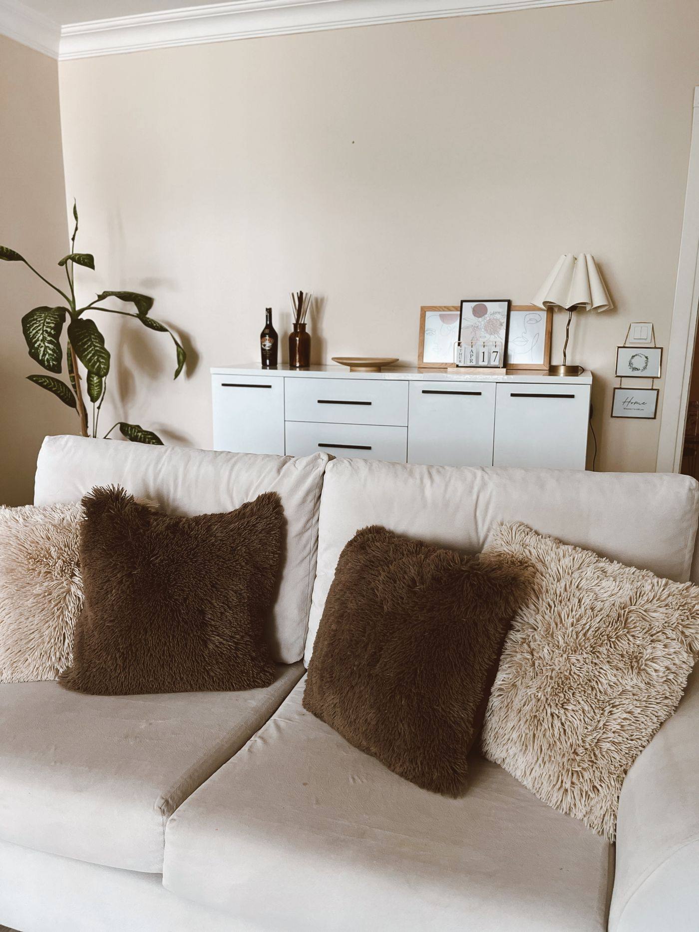 Room painted in Alabaster